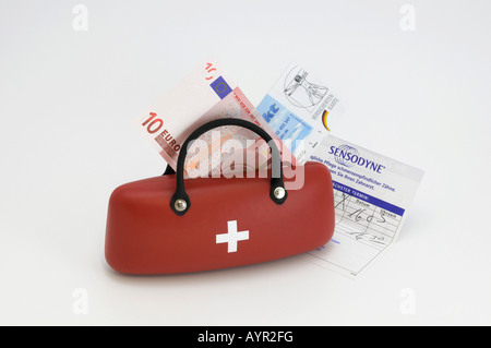 Medizintasche, Krankenversicherung Karte, 10-Euro-Note, Symbol für Arzthonorare Stockfoto