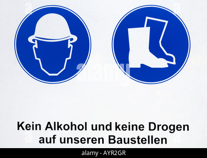 Zeichen auf einer Baustelle: Bilder zeigen Bauarbeiterhelm und Stahl-toed Stiefel getragen werden müssen und die Worte (Deutsch) "keine Drogen oder Alc Stockfoto