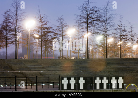 Sieben Kreuze mit den Namen von Chris Gueffroy, Wolf Olaf Muszinski, Lutz Haberland, Axel Hannemann, Philipp Held, Werner Probs Stockfoto