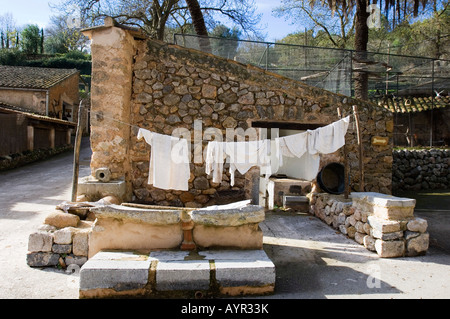 Wäscheleine vor einem historischen Wäsche-Haus in La Granja, Mallorca, Balearen, Spanien Stockfoto