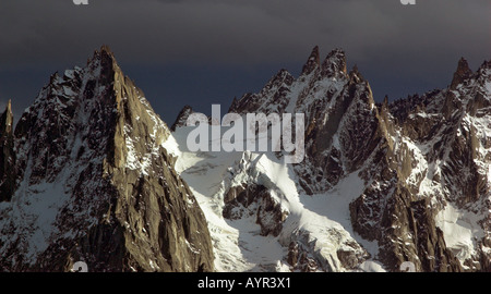 Gewitterwolken über den Gipfeln der Aiguilles von Chamonix in den französischen Alpen Stockfoto