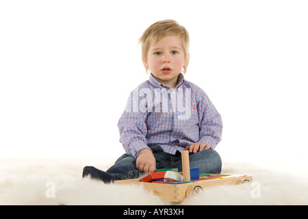 Zwei-jährigen Kleinkind spielen mit Holzspielzeug Stockfoto