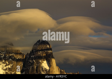 Höhenlage linsenförmige Wolken über den Gipfeln der Aiguille de Dru bei Sonnenuntergang Chamonix Frankreich Stockfoto