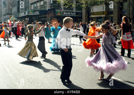 Polnische Kinder führen ihre Gesellschaftstanz-Routinen in der 65. jährliche Pulaski Day Parade Stockfoto