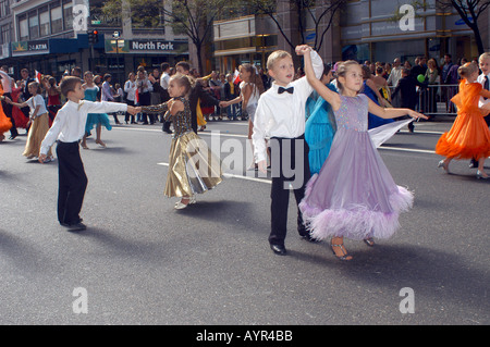 Polnische Kinder führen ihre Gesellschaftstanz-Routinen in der 65. jährliche Pulaski Day Parade Stockfoto