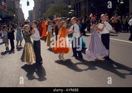 Polnische Kinder führen ihre Gesellschaftstanz-Routinen in der 65. jährliche Pulaski Day Parade Stockfoto