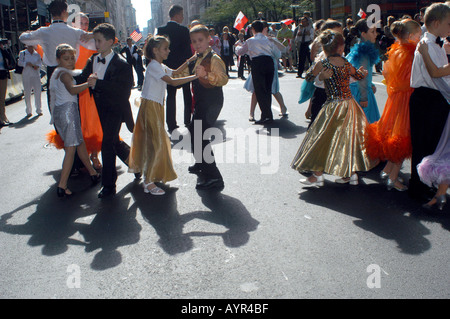 Polnische Kinder führen ihre Gesellschaftstanz-Routinen in der 65. jährliche Pulaski Day Parade Stockfoto