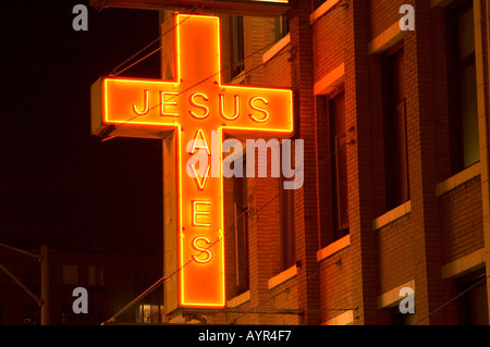 ROTER NEON KREUZ MIT JESUS SPART AUF EINE KIRCHE IN DER INNENSTADT VON CHICAGO ILLINOIS VEREINIGTE STAATEN VON AMERIKA USA Stockfoto