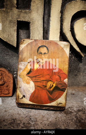 Detailaufnahme eines verblichenen Fotos des Dalai Lama auf einem buddhistischen Schrein hautnah. Stockfoto