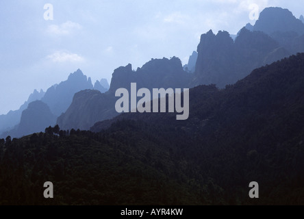 Gipfel der Aiguilles de Bavella in der Hintergrundbeleuchtung, Korsika, Frankreich Stockfoto