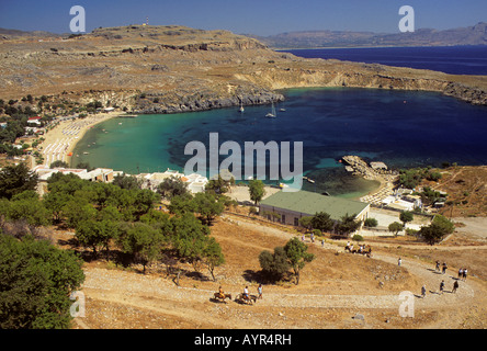 Bucht von Lindos und Esel Weg gehen, der Akropolis, Insel Rhodos, Dodekanes, Ägäis, Griechenland Stockfoto