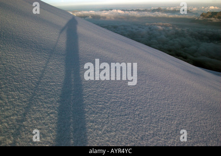 Der lange Schatten der Kletterer in der Morgendämmerung hoch am Mont Blanc in den französischen Alpen Stockfoto