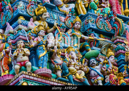 Nahaufnahme von bunten Figuren und Gesichter auf einen Hindu-Tempel in Little India Bereich von Singapur Sri Veeramakaliamman Tempel Stockfoto