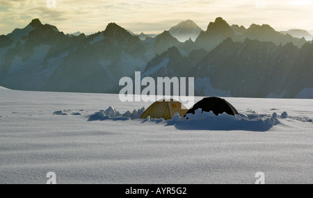 Ein Lager der hoch in den französischen Alpen mit den Schweizer Alpen hinter zwei Zelte Stockfoto