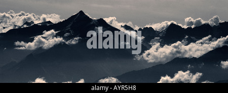 Wolken in den Tälern der Schweizer Alpen, Schweiz Stockfoto