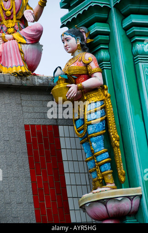 Nahaufnahme von einem in voller Länge weibliche Figur hält ein Angebot auf den Tempel Sri Veeramakaliamman Stockfoto