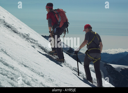 Eine Seilschaft hoch auf das Breithorn in den Schweizer Alpen der Schweiz zwei Kletterer Stockfoto