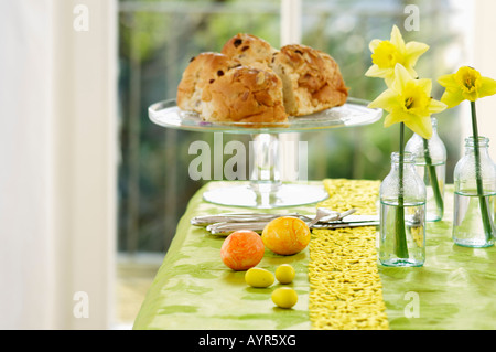 Kuchen auf einem festlich gedeckten Tisch, selektiven Fokus Stockfoto