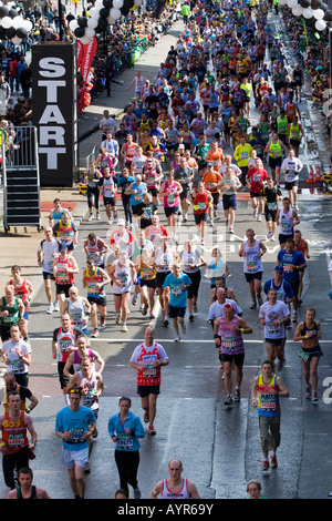 Flora London Marathon 2008 vorbei an der Lower Thames Street, London, England, Großbritannien Stockfoto