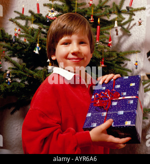 Kind vor Weihnachten Baum zur Kamera zeigt. Foto: Willy Matheisl Stockfoto