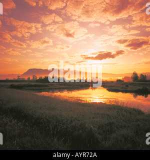 Fraser Valley in der Nähe von Pitt Meadows, BC-Britisch-Kolumbien, Kanada - Alouette River, "Golden Ears" Berg (Coast Mountains), Sonnenaufgang Stockfoto