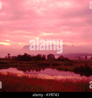 Fraser Valley in der Nähe von Pitt Meadows, BC-Britisch-Kolumbien, Kanada - Alouette River, "Golden Ears" Berg (Coast Mountains), Sonnenaufgang Stockfoto