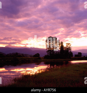 Fraser Valley in der Nähe von Pitt Meadows, BC-Britisch-Kolumbien, Kanada - Alouette River, "Golden Ears" Berg (Coast Mountains), Sonnenaufgang Stockfoto