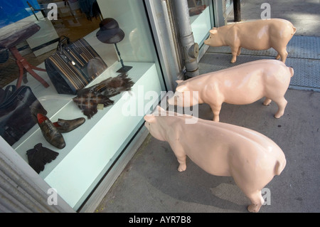 KUNSTSTOFF SCHWEINE BLICK AUF DAS SCHAUFENSTER EINES TRENDIGEN MODE-DESIGNER-SHOPS IN CHELSEA IN MANHATTAN NEW YORK Stockfoto