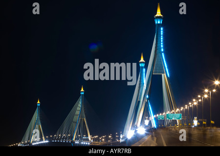 Beleuchtete Brüstungen auf Fußgänger nachts die neue Mega-Brücke, Bangkok, Thailand, 2006 Stockfoto