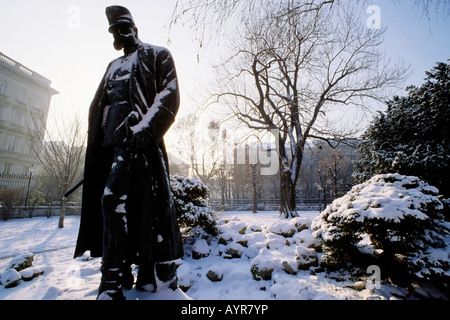 Wintermorgen in den Burggarten (Schlossgarten), Statue von Kaiser Franz Joseph i., Wien, Österreich, Europa Stockfoto