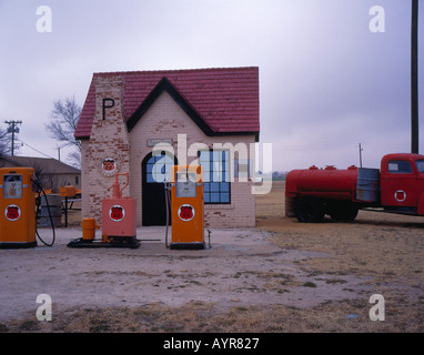 historische erste Phillips-Tankstelle in McLean auf route 66 Texas USA. Foto: Willy Matheisl Stockfoto