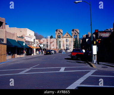 NEW MEXICO Santa Fe Kathedrale Kirche von Str. Francis von Assisi errichtet 1886 außen Eingang Laternenpfahl. Foto: Willy Matheisl Stockfoto