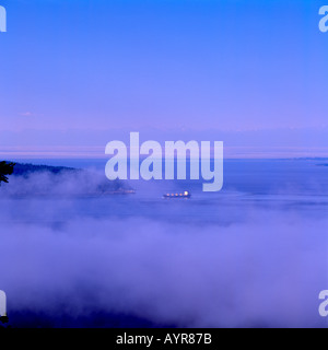 Ein Frachter durchläuft Nebel in den Gulf Islands entlang der pazifischen Westküste von British Columbia Kanada Stockfoto