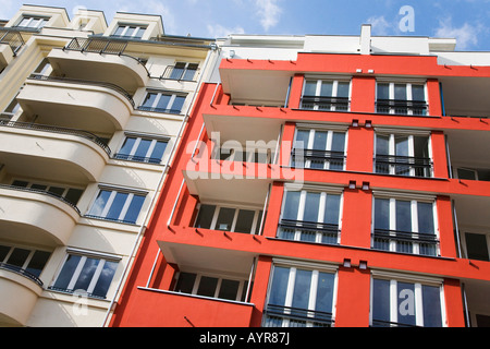 Renoviertes Apartment-Gebäude-Fassade in Berlin, Deutschland, Europa Stockfoto