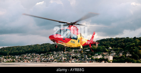 Ein SAMU Hubschrauber landet auf dem CHU-Trauma-Einheit mit einem Patienten von einem Autounfall, Frankreich. Stockfoto