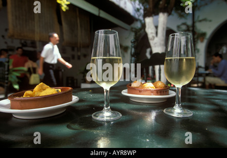 Tapas und Sherry serviert in El Puerto de Santa Maria, Costa De La Luz, Provinz Cádiz, Andalusien, Spanien Stockfoto