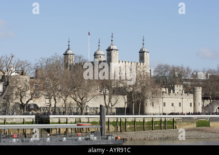 weißer Turm und Verräter Tor aus der Themse Stockfoto