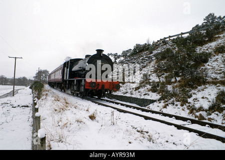 Strathspey Railway, Dampfzug nähert sich Broomhill Station. Stockfoto