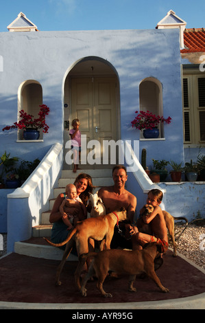 Niederländische Antillen Curacao Expat Familie posiert auf den Stufen des ihrer historischen kolonialen niederländischen Hütte Stockfoto