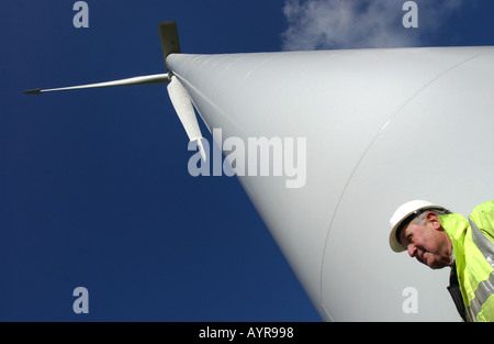 ein Mann steht am Ende einer neuen Windenergieanlage am Bradworthy North Devon Stockfoto