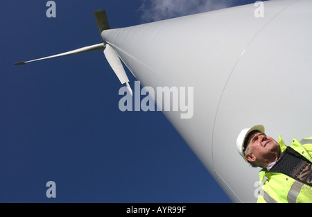 ein Baumeister steht an der Basis einer Windkraftanlage in Bradworthy, Devon Stockfoto