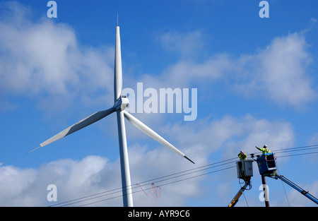 Die neue Windenergieanlagen in Bradworthy North Devon mit einem Ingenieur arbeitet an der Stromleitung. Stockfoto