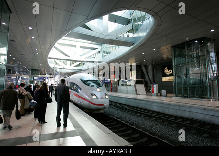 ICE 3 High-Speed-Bahn, Bahnhof am Flughafen Frankfurt am Main, Hessen, Deutschland, Europa Stockfoto