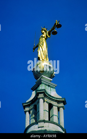 Statue der Figur der Gerechtigkeit zentralen Strafgerichtshof Old Bailey London England Stockfoto