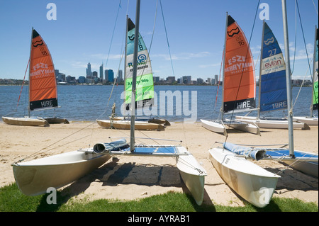 Yachten, vorbereitet für das Segeln in Sir James Mitchell Park über den Swan River von Perth City centre Westaustralien 200 Stockfoto