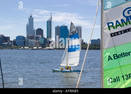 Yachten, vorbereitet für das Segeln in Sir James Mitchell Park über den Swan River von Perth City centre Westaustralien 200 Stockfoto