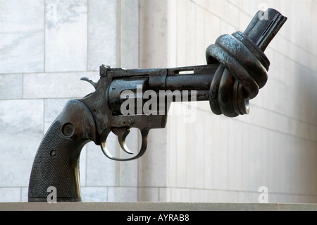 VERKNOTETEN GEWEHR-SKULPTUR VON FREDRIK REUTERSWARD AM SITZ VEREINTEN NATIONEN IN MANHATTAN NEW YORK CITY USA Stockfoto