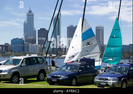 Yachten, vorbereitet für das Segeln in Sir James Mitchell Park über den Swan River von Perth City centre Westaustralien 200 Stockfoto