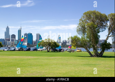 Yachten, vorbereitet für das Segeln in Sir James Mitchell Park über den Swan River von Perth City centre Westaustralien 200 Stockfoto