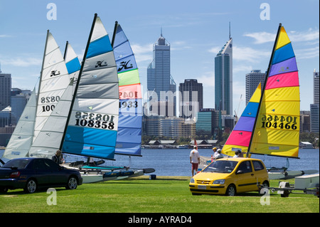 Yachten, vorbereitet für das Segeln in Sir James Mitchell Park über den Swan River von Perth City centre Western Australia 2004 Stockfoto